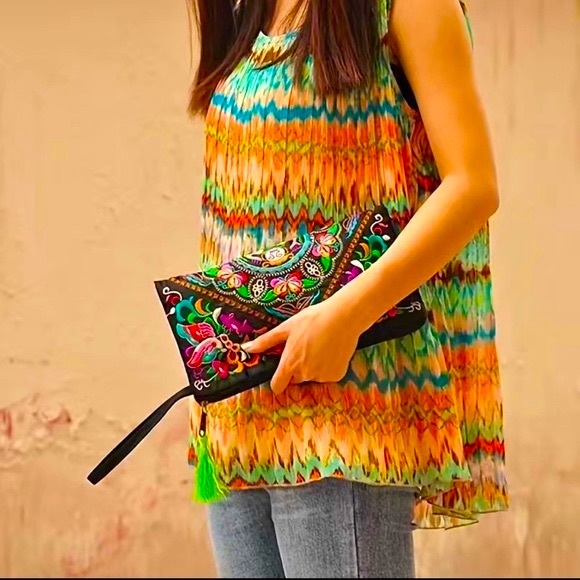 NWT embroidered clutch/wristlet - Picture 2 of 12